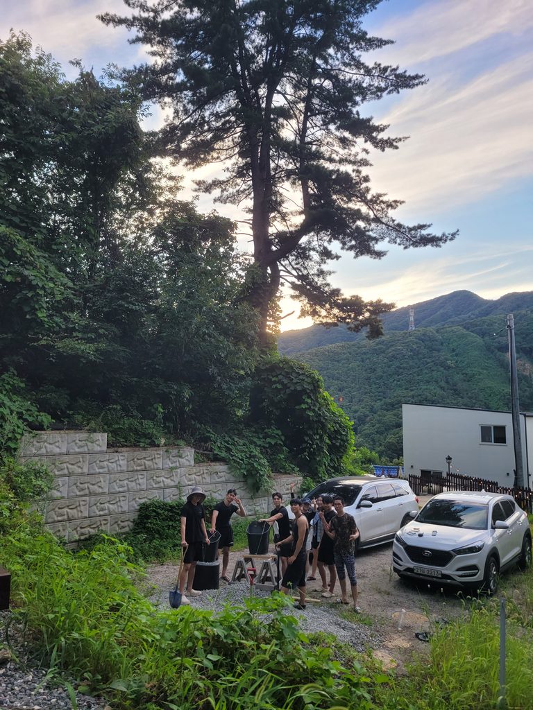 큰딸 친구들 단체로 놀러와서 돌나르기 해주는 중